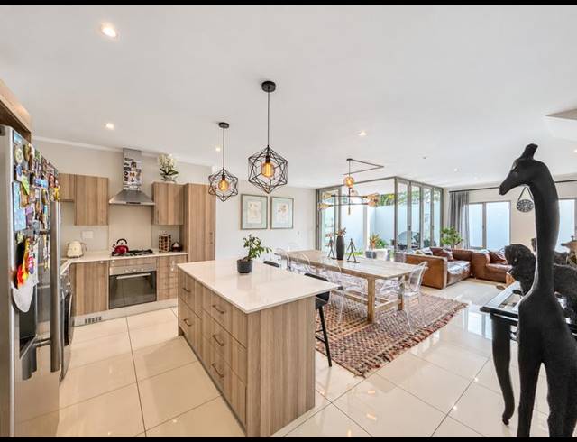 3 BEDROOM TOWNHOUSE FOR SALE IN BRYANSTON